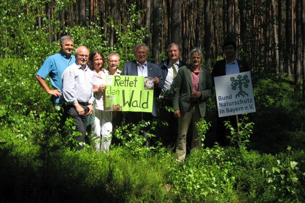 Foto BN, v. l.: Hans Babl (2. Kreisgruppenvorsitzender Neustadt/Waldnaab), Sebastian Schönauer (stellv. Landesvorsitzender), Sonja Schuhmacher (Ortsgruppenvorsitzende Weiden), Helmut Schultheiß (Regionalreferent), Hubert Weiger (Landesvorsitzender), Pet