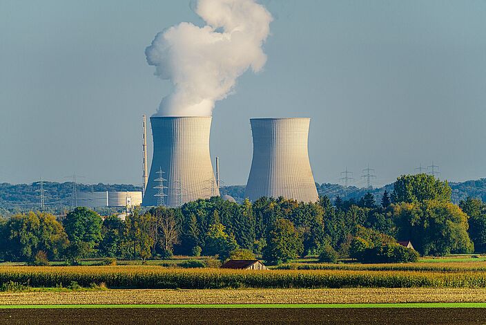 Atomausstieg Bayern: Weiße Dampfwolken über dem Atomkraftwerk Gundremmingen sind seit Ende 2021 Geschichte, dann wurde das vorletzte bayerische AKW abgeschaltet (Foto: JM Soedher - stock.adobe.com).