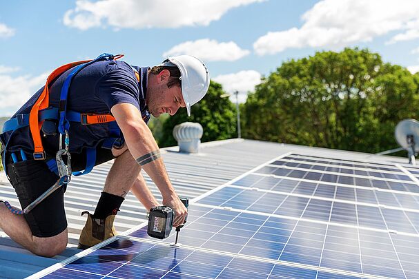 Der Ausbau der Erneuerbaren Energien – wie hier die Montage einer Photovoltaikanlage – spielt eine Schlüsselrolle für die Energiewende. (Foto: Zstock/AdobeStock)