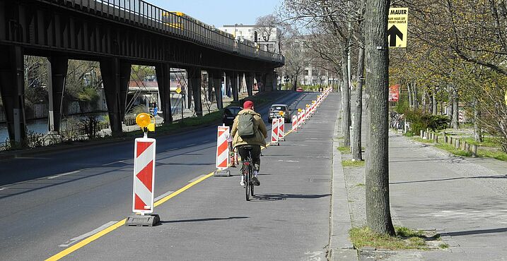 Zeitweise verbreiterte Fahrradspur in Berlin (Foto: ADFC).