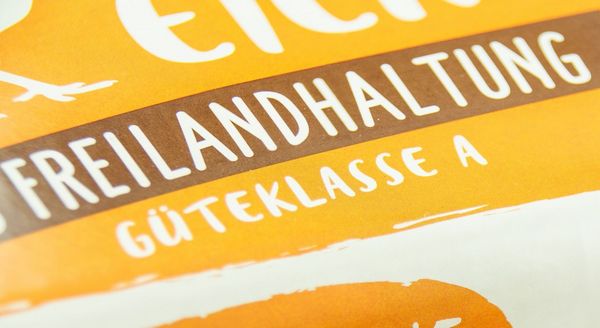 Eier aus sogenannter Freilandhaltung sind nur die dritte Wahl beim Eierkauf. Besser sind Bio-Eier, vor allem von den Öko-Anbauverbänden. (Foto: Pixelot/stock.adobe.com) Eierverpackung mit der Aufschrift "Aus Freilandhaltiung"