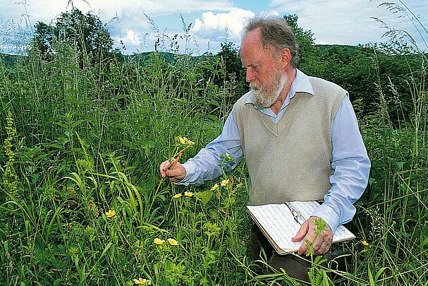 Botaniker in einer Wiese (Foto: Joachim Stiba)