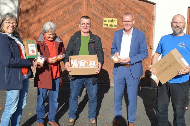 Übergabe einer Ladung Fruchtsaftgummis an die Stadt Marktheidenfeld, Foto Inge Albert