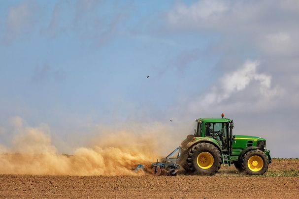 Traktor wirbelt Staub auf trockenem Acker auf (Foto: Ingo Bartussek/stock.adobe.com)