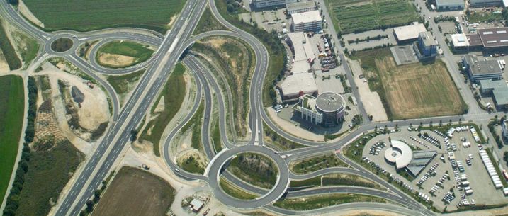 Oft wird das Ausmaß des Flächenverbrauchs erst aus der Luft sichtbar: Der sogenannte „Los Angeles-Kreisel“ in Gersthofen bei Augsburg. (Foto: Klaus Leidorf) Luftaufnahme der Bodenversiegelung durch eine Straßenverkehrslösung: der „Los Angeles-Kreisel“ in Gersthofen bei Augsburg. (Foto: Klaus Leidorf)