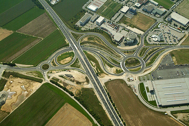 Luftaufnahme: Autobahn A8 Gersthofen Nord bei Augsburg