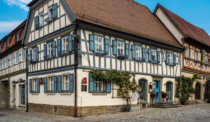 Hofheim in Unterfranken (Foto: Reinhold Möller/Wikimedia, https://commons.wikimedia.org/wiki/File:Hofheim-Apotheke-8287635-PS.jpg)