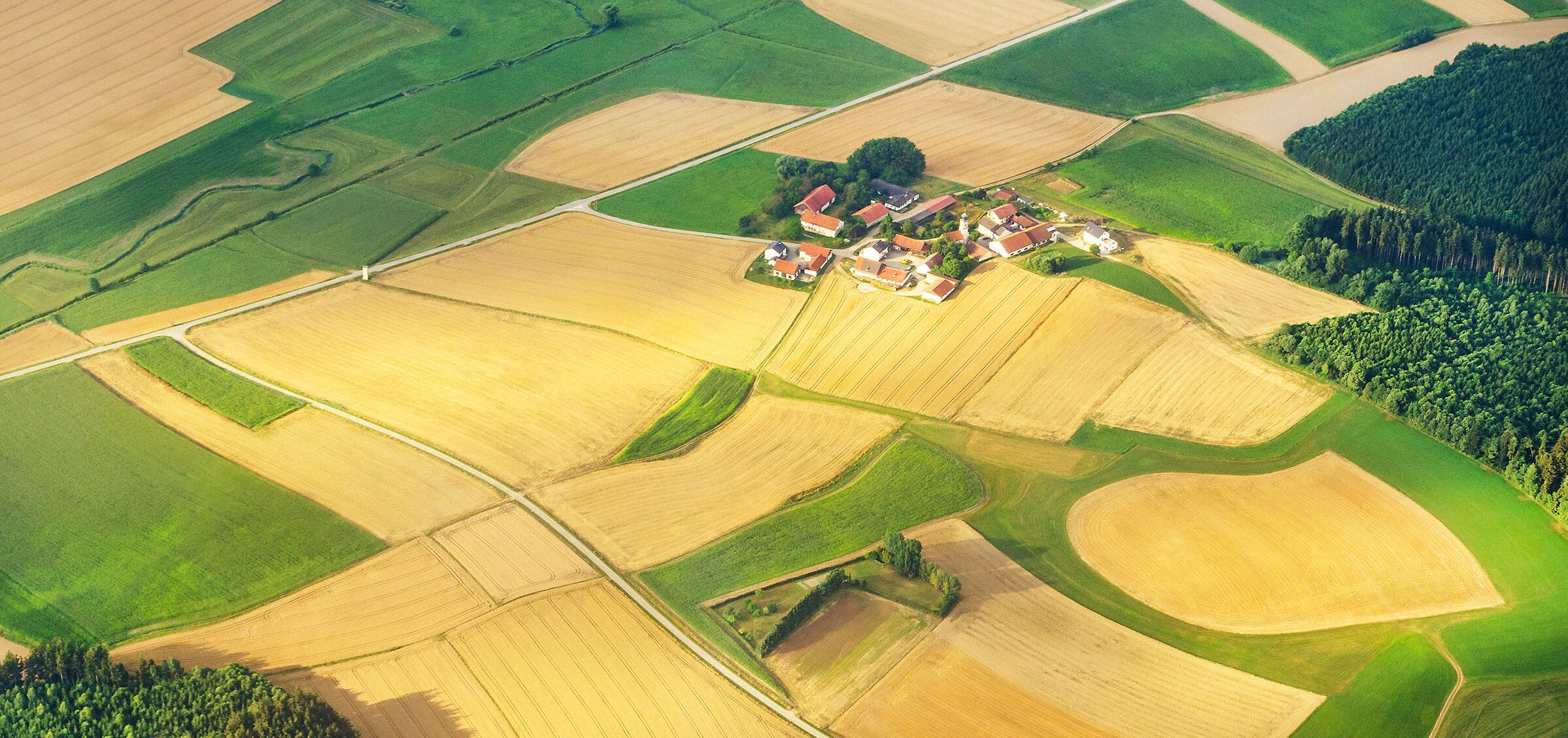 Agrarpolitik: Bäuerliche Landschaft in Bayern mit kleinen Feldern