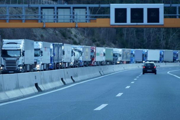 LKW-Stau am Brenner (Foto: tina7si/AdobeStock) Zunehmende Verkehrsprobleme in den Alpen: Eine schier endlose Schlange LKW wartet am Brennerpass im Stau. (Foto: tina7si/AdobeStock)
