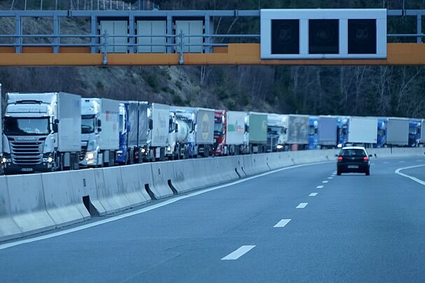 Zunehmende Verkehrsprobleme in den Alpen: Eine schier endlose Schlange LKW wartet am Brennerpass im Stau. (Foto: tina7si/AdobeStock)