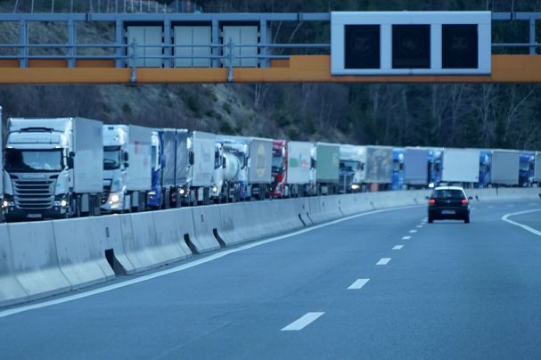 Schier endlose Schlange LKW wartet am Brennerpass im Stau. (Foto: tina7si/AdobeStock) 