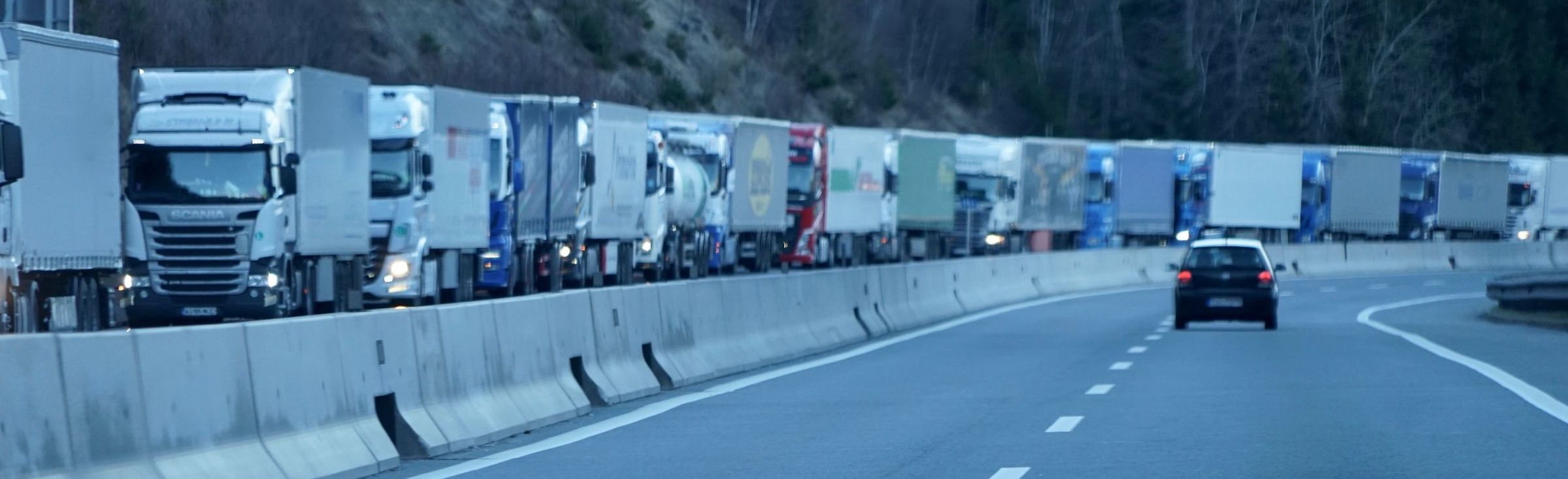 Schon 2004 überquerte jede achte in der EU produzierte Tonne Handelsgüter die Alpen – das führt nicht selten zu langen Staus, wie hier am Brennerpass. (Foto: tina7si/AdobeStock) Verkehr in den Alpen: Eine schier endlose Schlange LKW wartet am Brennerpass im Stau. (Foto: tina7si/AdobeStock)
