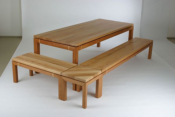 Fazit: Möbel aus rotkerniger Buche verbinden Naturschutz, Langlebigkeit und individuelle Gestaltung.(Foto: dieHolzschmiede) Nachhaltige Möbel: Tisch und Sitzbank aus rotkernigem Buchenholz.