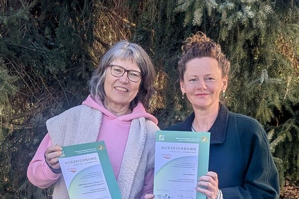 Nicht nur die Kreisgruppe, hier vertreten durch Conni Schlosser (links), wurde erneut mit dem Qualitätssiegel Umweltbildung.Bayern ausgezeichnet. Auch eine der UB Mitarbeiterinnen, Juliane Wellmann (rechts), erhielt erstmals die Urkunde. Foto E. Scheiner Nicht nur die Kreisgruppe, hier vertreten durch Conni Schlosser (links), wurde erneut mit dem Qualitätssiegel Umweltbildung.Bayern ausgezeichnet. Auch eine der Mitarbeiterinnen in der Umweltbildung, Juliane Wellmann (rechts) von Janes Nature, erhielt erstmals die Urkunde. Foto Erwin Scheiner