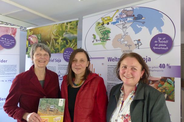 Vorstellung der neuen Futtermittelbroschüre des Agrarbündnis Bayern; vlnr: Marion Ruppaner, BN; Gisela Voltz, Mission EineWelt; Isabella Hirsch, AbL