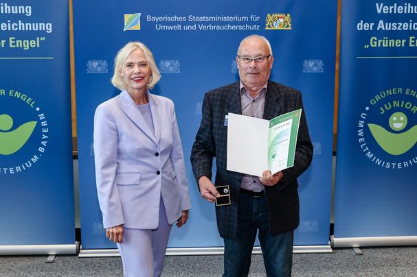 Die Regierungspräsidentin überreicht in Vertretung des Umweltministers die Auszeichnung an Manfred Wirsching; Foto STMUV Bayern