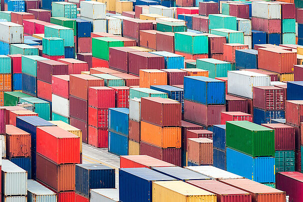 Dutzende von bunten Containern im Hamburger Hafen. Es sind so viele Container, dass man den Boden nicht sehen kann. 