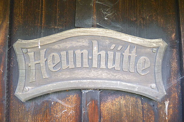 Heunhütten-Schild, Foto Kornalik Heunhütte