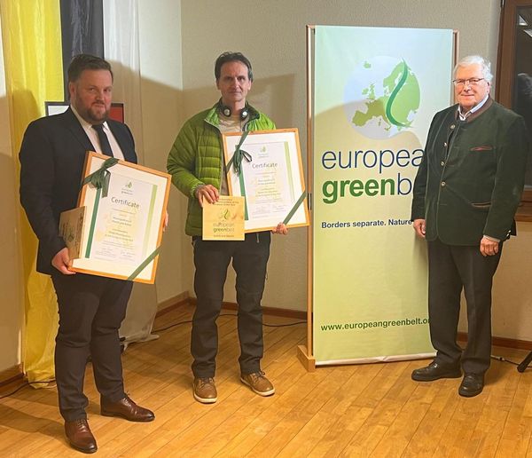 links Heiner Kilger, Bürgermeister Mauth, Mitte Dr. Radek Thér, Bürgermeister Kvilda und rechts Prof. Hubert Weiger, Beauftragter des BUND für das Grüne Band. links Heiner Kilger, Bürgermeister Mauth, Mitte Dr. Radek Thér, Bürgermeister Kvilda und rechts Prof. Hubert Weiger, Beauftragter des BUND für das Grüne Band.