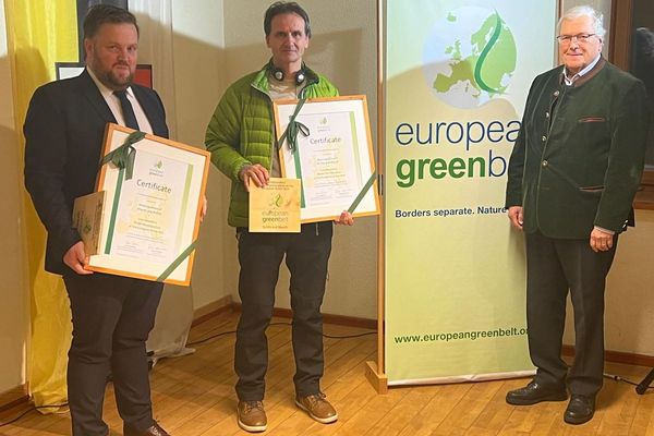 links Heiner Kilger, Bürgermeister Mauth, Mitte Dr. Radek Thér, Bürgermeister Kvilda und rechts Prof. Hubert Weiger, Beauftragter des BUND für das Grüne Band.