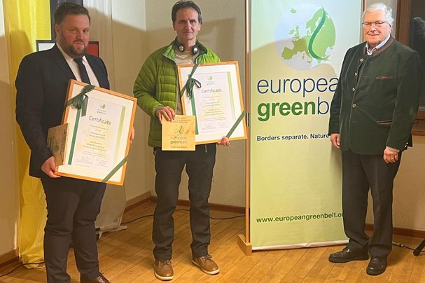 links Heiner Kilger, Bürgermeister Mauth, Mitte Dr. Radek Thér, Bürgermeister Kvilda und rechts Prof. Hubert Weiger, Beauftragter des BUND für das Grüne Band.