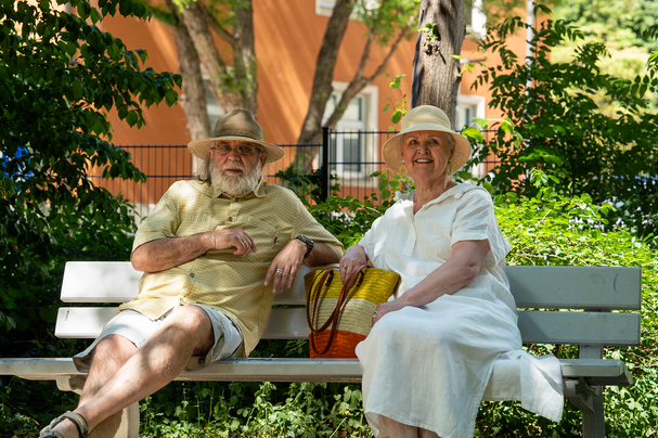 Älteres Paar ruht sich auf Bank im Baumschatten an heißem Sommertag aus (Foto: Yvonne Schöpf, BN)