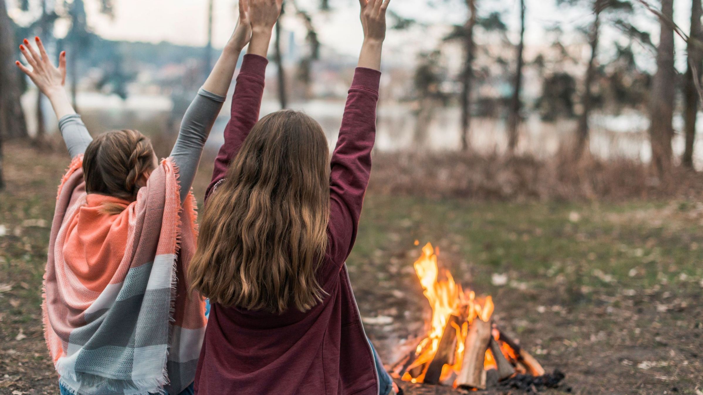 Zwei Kinder sitzen vor einem Lagerfeuer (Bild: freepick) Zwei Kinder sitzen vor einem Lagerfeuer (Bild: freepick)
