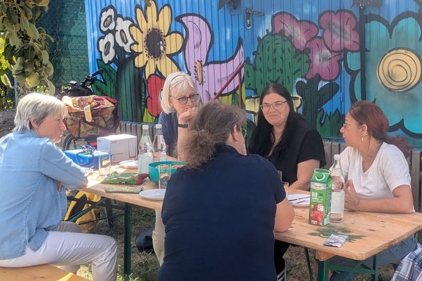 Am Bauwagen ERNA wurden ausdauernd Kreisgruppen- und Umweltbildungsthemen diskutiert, Foto Conni Schlosser