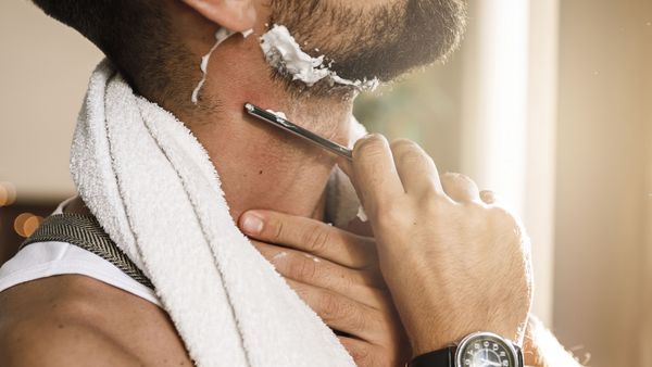 Nachhaltiges Rasieren: Ein Mann rasiert sich den Vollbart mit einem Rasiermesser.
