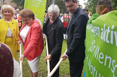 Landtagspräsidentin Barbara Stamm, BN-Vorsitzender Richard Mergner und Ministerpräsident Markus Söder pflanzen die Jubiläumslinde ein.