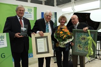 Im Bild von links: BN-Landesvorsitzender Hubert Weiger, Gerhard Kneitz mit Ehefrau Inge, stellvertretender BN-Landesvorsitzender Sebastian Schönauer (Foto: Eva Rieger)