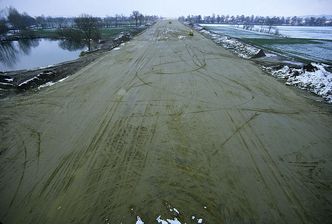 Landschaftszerschneidung durch Autobahnbau Erdinger Moos 1985. (Foto: Wolfgang Willner) Autobahnbau durch das Erdinger Moos 1985, links ein Feuchtbiotop, in der Mitte die Straßentrasse – das Wandern zu noch vorhandenen Lebensräumen wird so zur Gefahr für Amphibien.