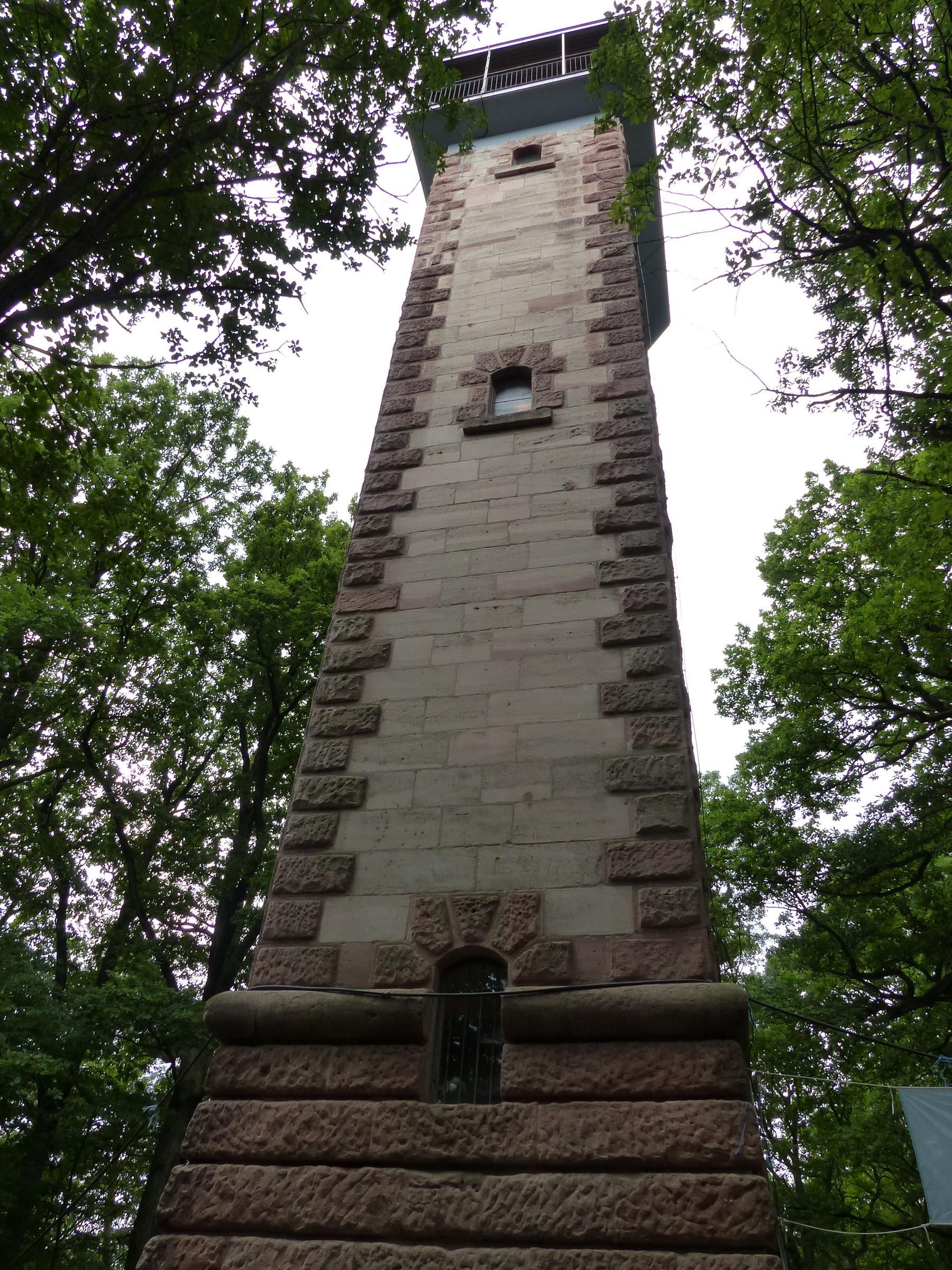 Ein steinerner Turm im Wald. Der Schmausenbuckturm kennzeichnet den Veranstaltungsort des Reichswaldfestes (Foto: Toni Mader)