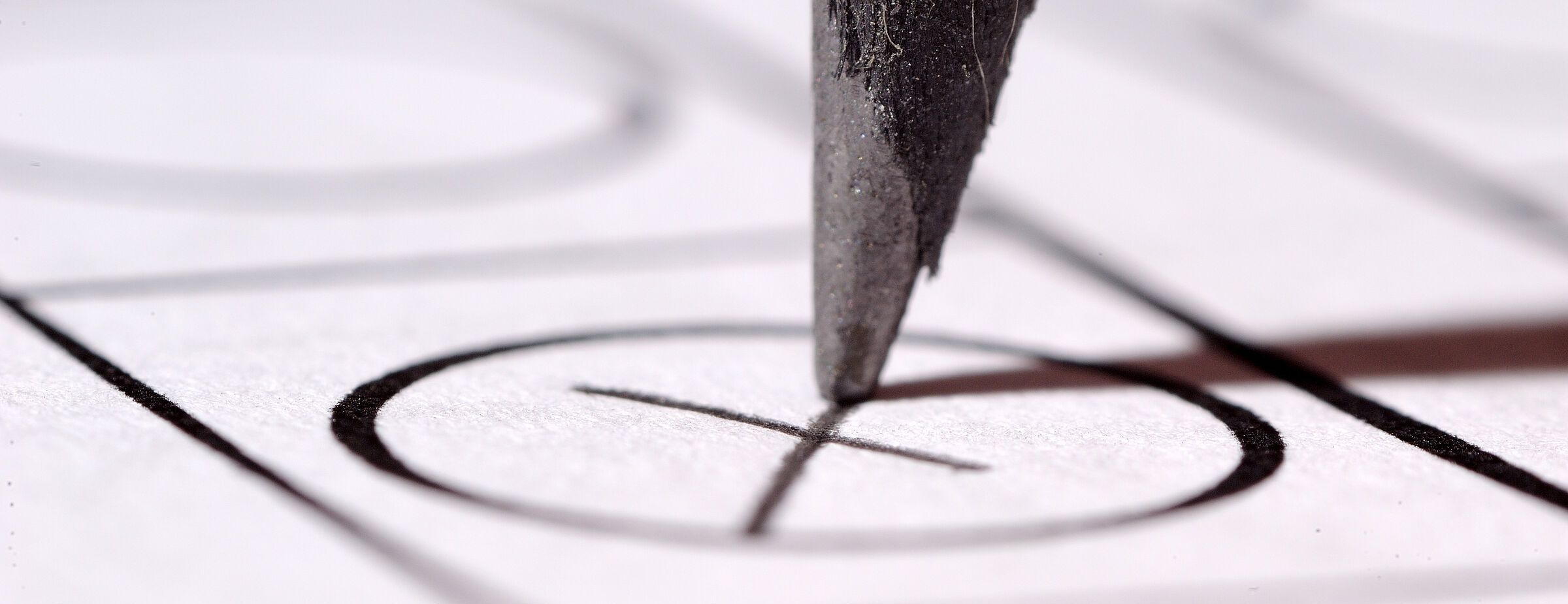 Stimmzettel mit Kreuz (Foto: Torsten Becker/stock.adobe.com) Ein Stimmzettel, auf dem gerade ein Kreuz gemacht wird: Wahlen sind Basis der repräsentativen Demokratie, auch um sich für eine ernsthafte Umweltpolitik auszusprechen. (Foto: Torsten Becker/stock.adobe.com)