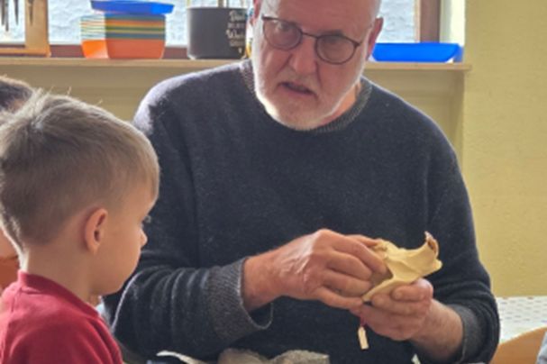 Erwin Scheiner präsentiert den Unterkiefer eines Bibers, Foto KITA Lohgraben