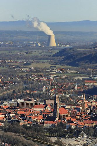 Luftbild von Landshut vor dem Kernkraftwerk im Isartal