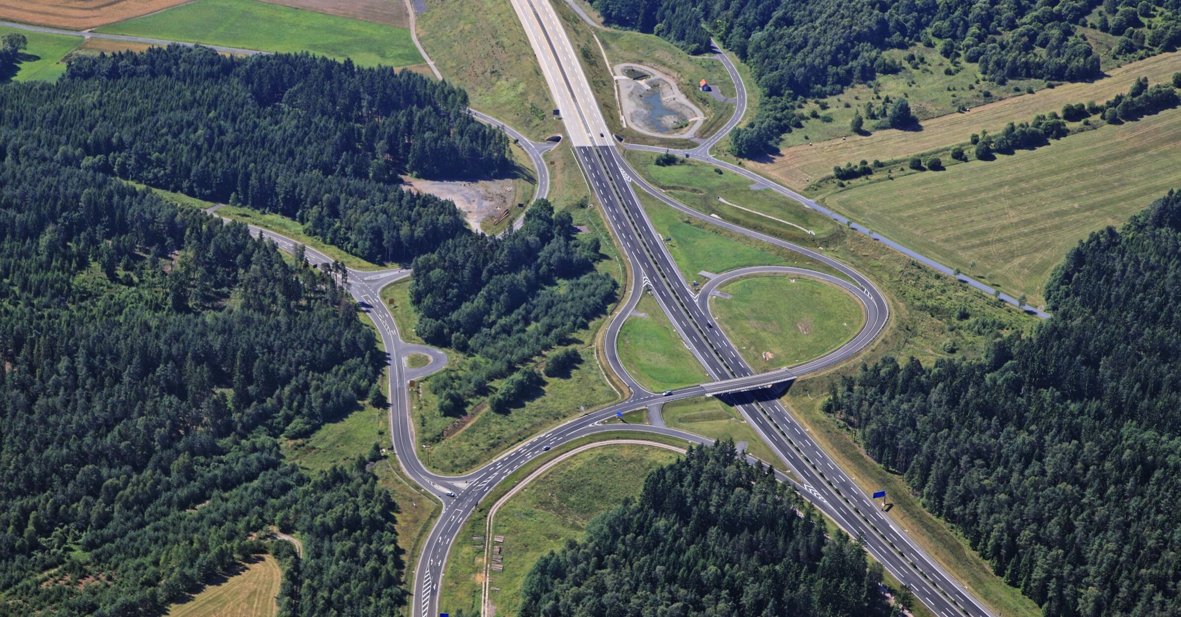 A 73: Eine riesige Autobahnauffahrt mit vielen Schleifen durchschneidet das Grüne Band bei Coburg-Suhl