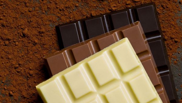 Weiße, braune und dunkelbraune Schokolade: Die Farbe sagt kaum etwas über die Nachhaltigkeit aus. (Foto: Moving Moment/stock.adobe.com) Weiße, braune und dunkelbraune Schokolade: Die Farbe sagt kaum etwas über die Nachhaltigkeit aus.