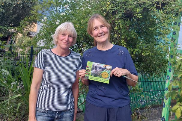 OG Vorsitzende Frauke Beck übergibt das erste Schild "Igelfreundlicher Garten"