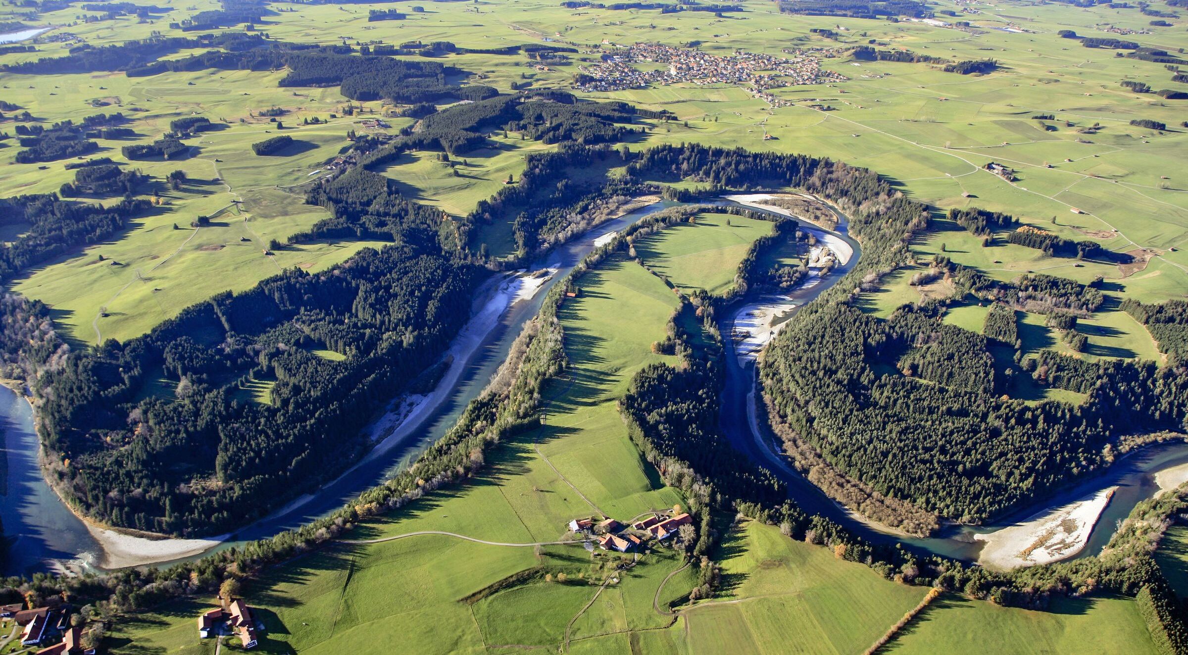 Luftbild von der Litzauer Schleife bei Burggen: Hier legt sich der Lech dreimal in die Kurve. Otto Kraus und der BUND Naturschutz bewahrten das Naturschauspiel vor der Zerstörung durch eine Staustufe. (Foto: Leidorf) 