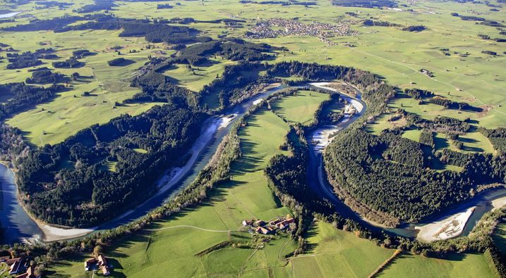 In der Litzauer Schleife bei Burggen legt sich der Lech dreimal in die Kurve. Otto Kraus und der BUND Naturschutz bewahrten das Naturschauspiel vor der Zerstörung durch eine Staustufe (Foto: Leidorf).