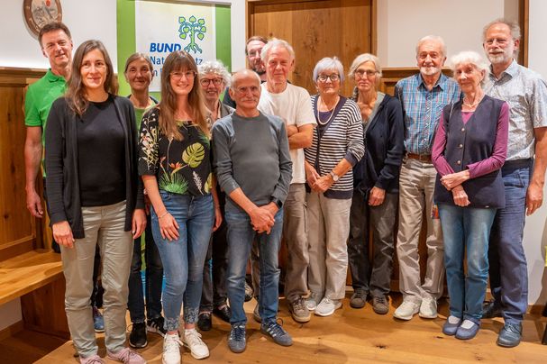 Die Aktiven der Ortsgruppe zusammen mit Kreisgruppenvertretern stehen im Versammlungslokal zusammen für das Gruppenfoto