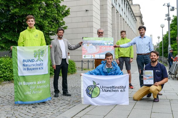 Übergabe vor der Staatskanzlei; Foto:Christoph Dörfler, Umweltinstitut