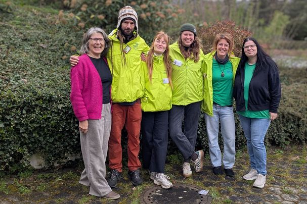 Conni Schlosser (links) und Alexandra Pfister (rechts) freuen sich, dass das BN-Team mit Dennis, Theresa, Marion und Michelle den BN vorstellen und für ihn werben wird