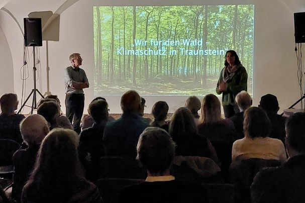 Gruppe von Menschen vor der Kinoleinwand