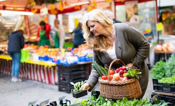 Bei saisonalem Obst und Gemüse kann die regionale Herkunft ihr Vorteile voll ausspielen. (Foto: Wellnhofer Designs/stock.adobe.com) Eine Frau kauft Gemüse auf einem Wochenmarkt ein