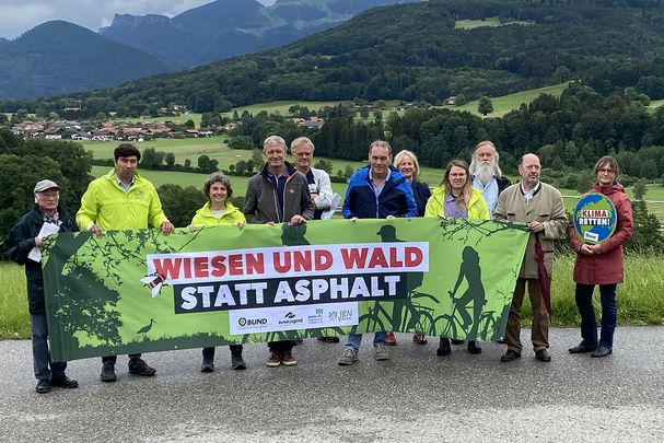 BN-Aktive und -Vorstandsmitglieder bei einer Demo für die 4+2-Lösung im Jahr 2024. (Foto: Lukas Flierler)