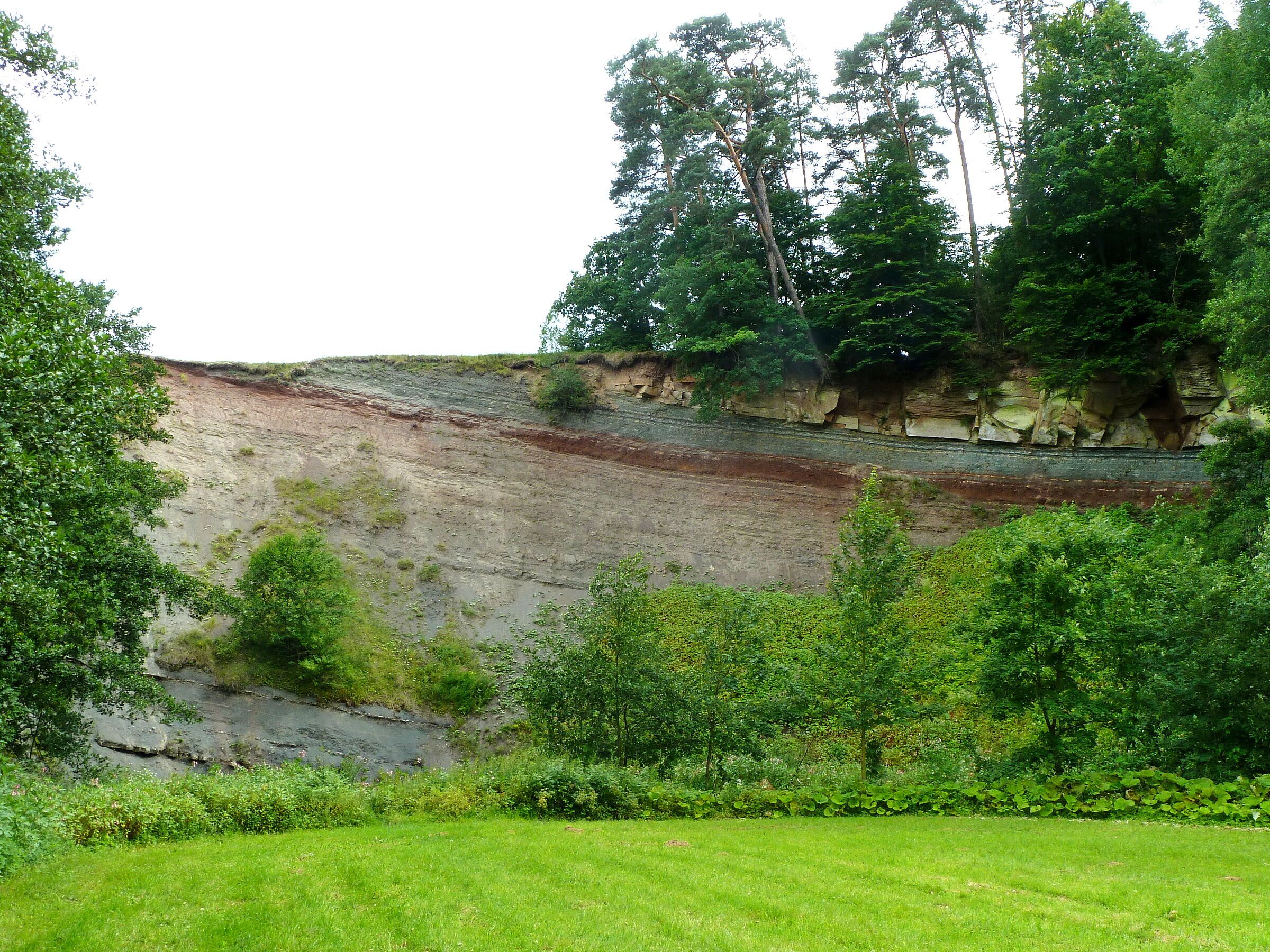 An manchen Stellen im Rotmaintal lassen tiefe Einschnitte die Gesteinsschichten gut erkennen. (Foto: Winfried Berner) An manchen Stellen im Rotmaintal lassen tiefe Einschnitte die Gesteinsschichten gut erkennen. (Foto: Winfried Berner)