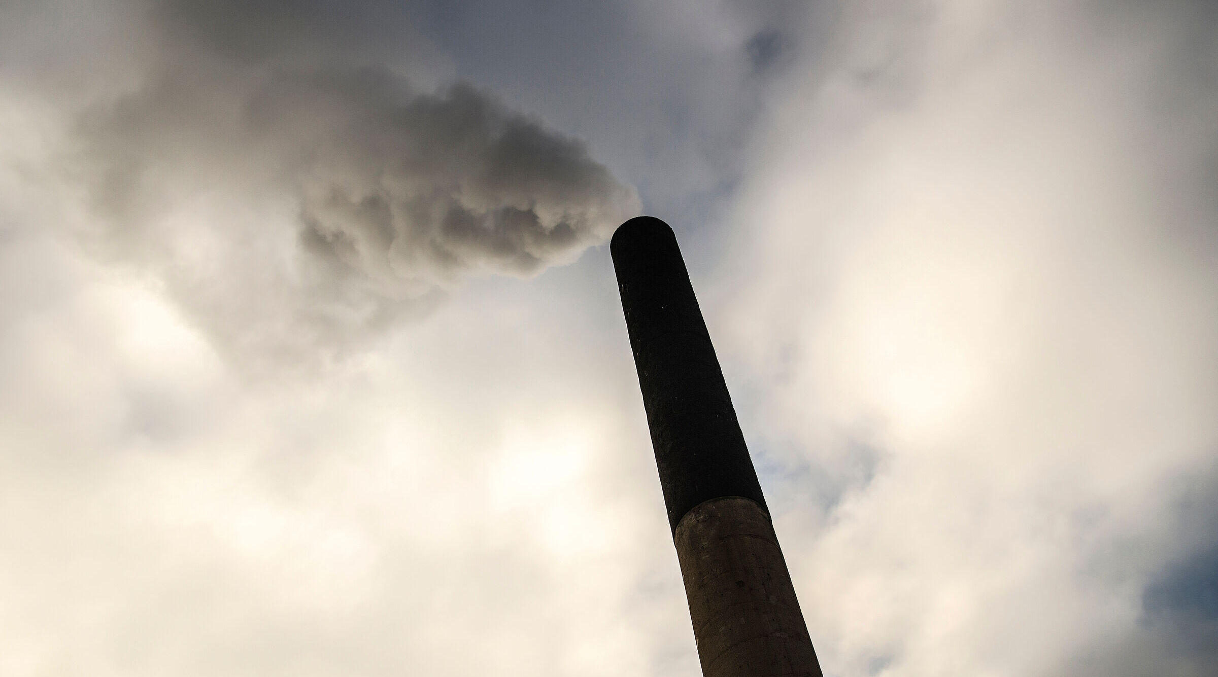 Rauchender Schornstein einer Müllverbrennungsanlage – so hätte auch die Müllverbrennungsanlage Eschenlohe die Luft verpestet. (Foto: Silent Corners/stock.adobe.com)