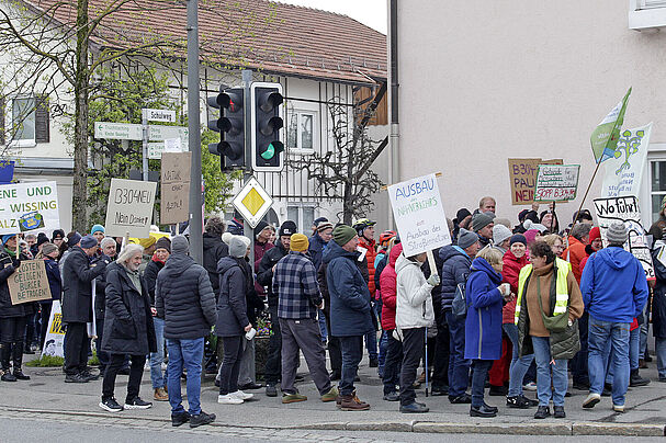 Demonstranten vor dem Rathaus in Altenmarkt